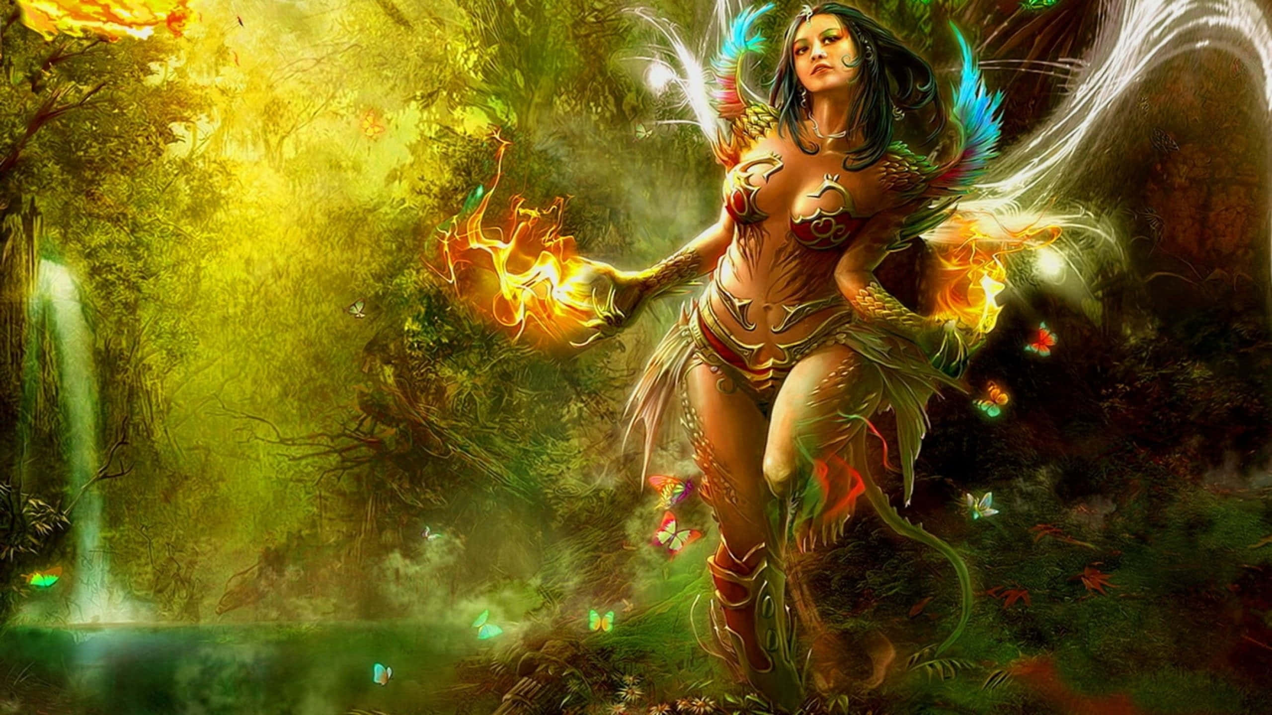 Beautiful Artistic 桌布 壁紙 — 一位火紅頭髮的奇幻女子，擁有羽毛翅膀和發光紋身，在綠意盎然的森林瀑布旁揮舞火焰。