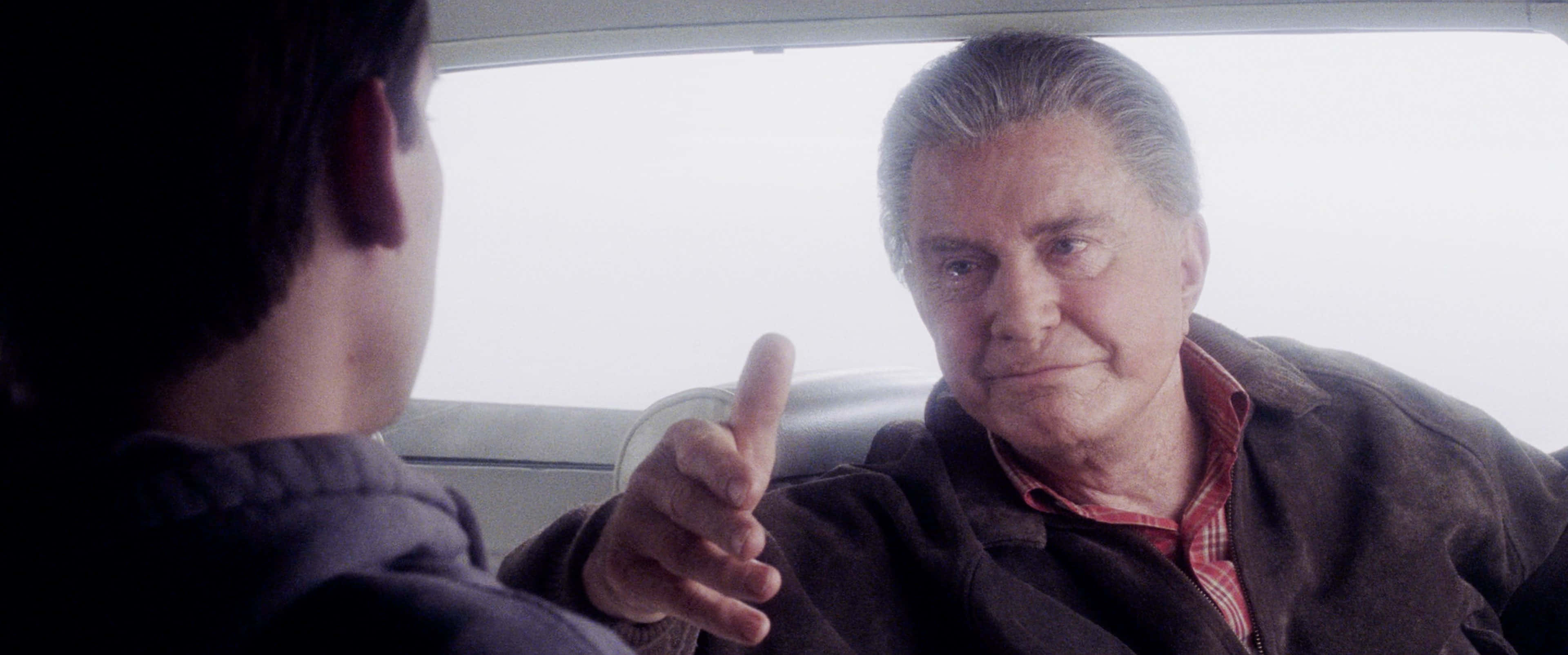 Uncle Ben 桌布 壁紙 — 一位灰白頭髮的年長男性坐在車內，面向一位較年輕的人，做出手指指點的姿勢。