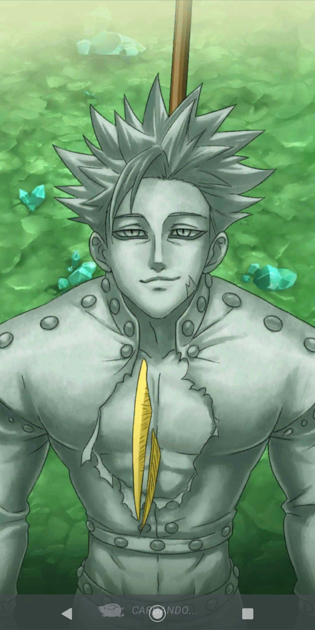 Seven Deadly Sins Ban 桌布 壁紙 — 一位灰色盔甲、刺蝟頭的動漫戰士自信地站在充滿活力的綠色苔蘚背景前，周圍有發光的藍色水晶。