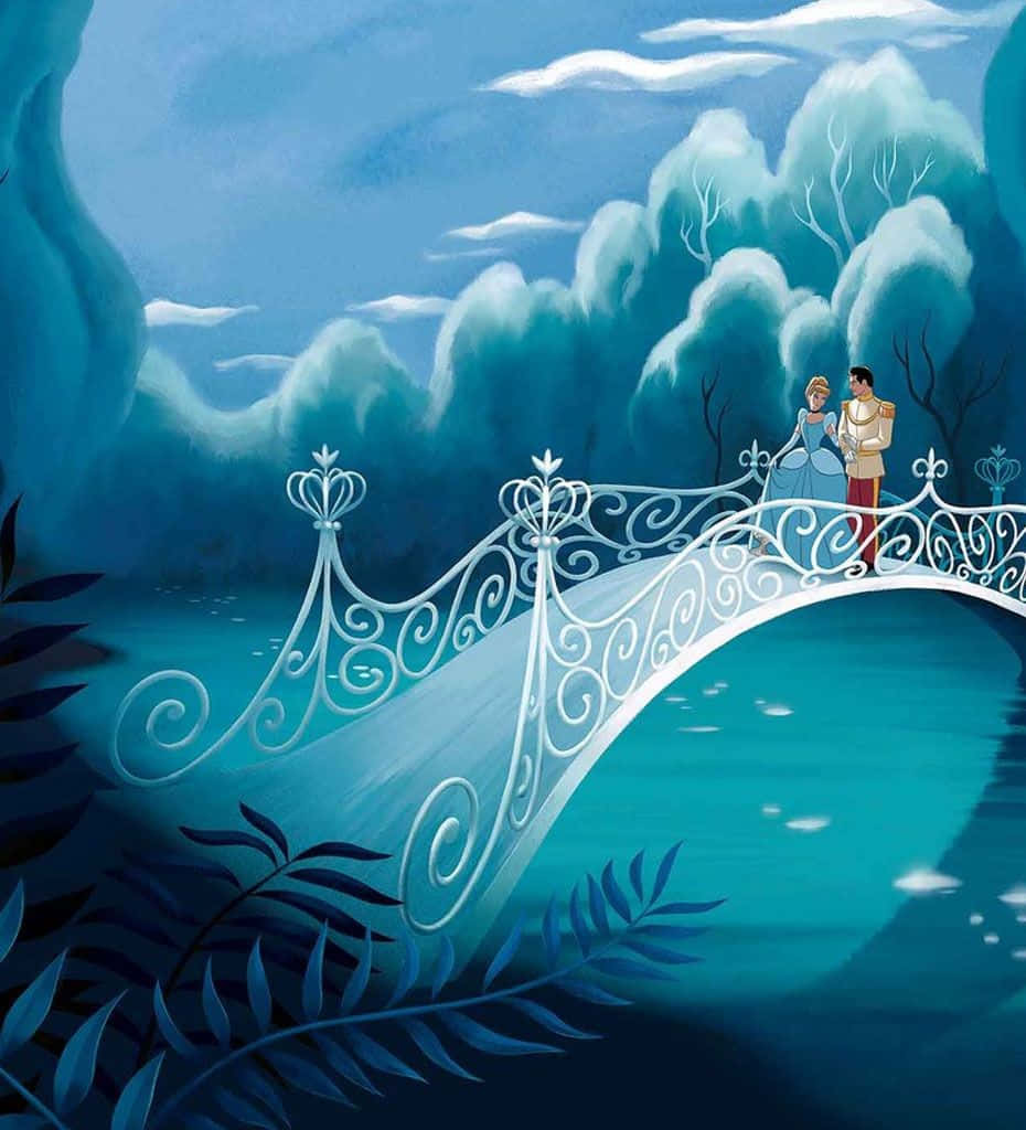 Aesthetic Disney 桌布 壁紙 — 一位王子同公主企喺一座華麗嘅白色橋上面，橋下係發光嘅藍色水，背景係夢幻嘅黃昏天空。