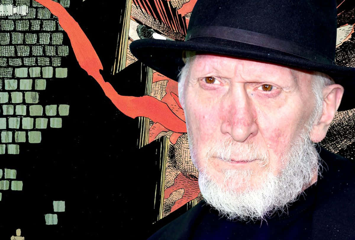 Frank Miller 桌布 壁紙 — 一位留著白鬍子、戴著黑帽子的老人，在風格化的漫畫背景前凝視著。