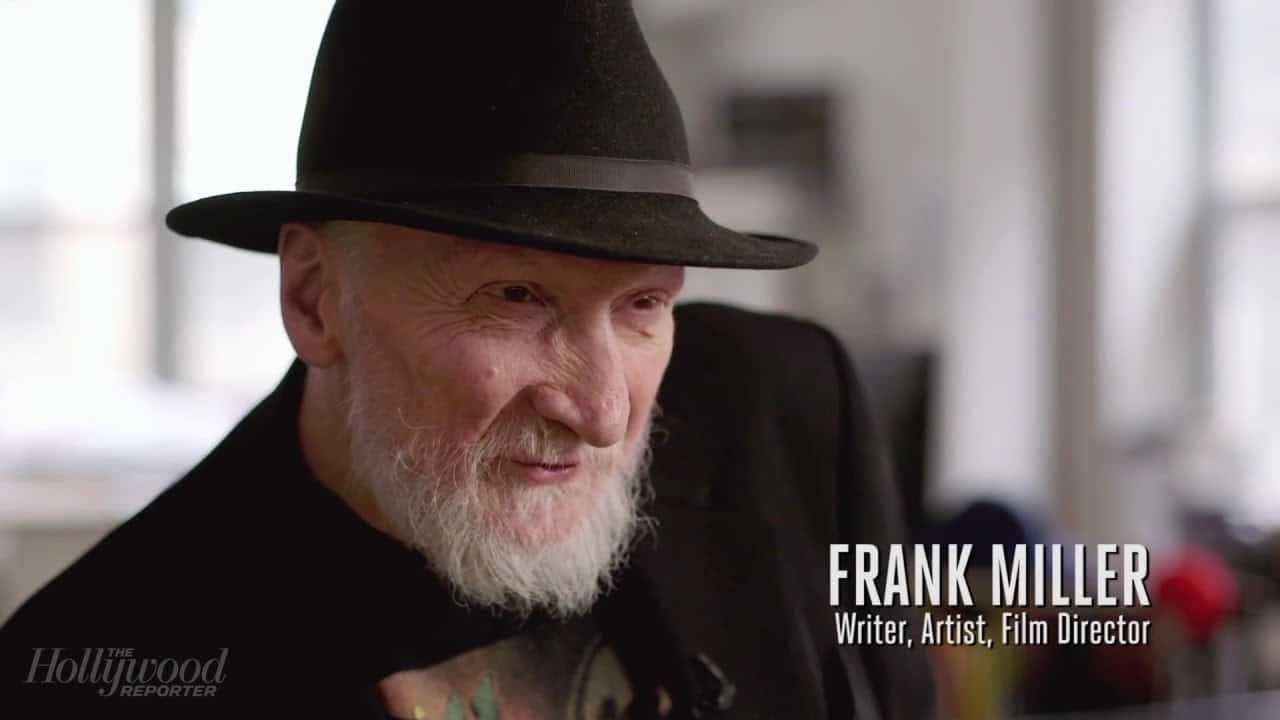Frank Miller 桌布 壁紙 — 一位留著白鬍子、戴著黑色軟呢帽的長者，在柔和光線的室內環境中若有所思地凝視著。