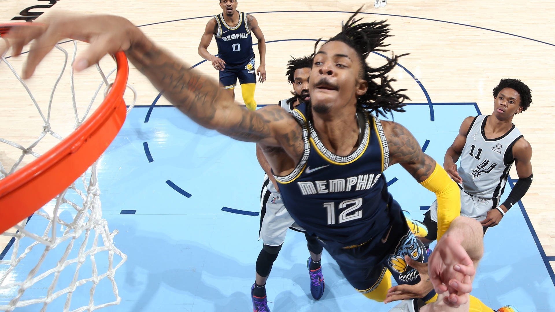 NBA 桌布 壁紙 — 一位留著辮子的孟菲斯灰熊球員在防守球員從下方觀看時灌籃。