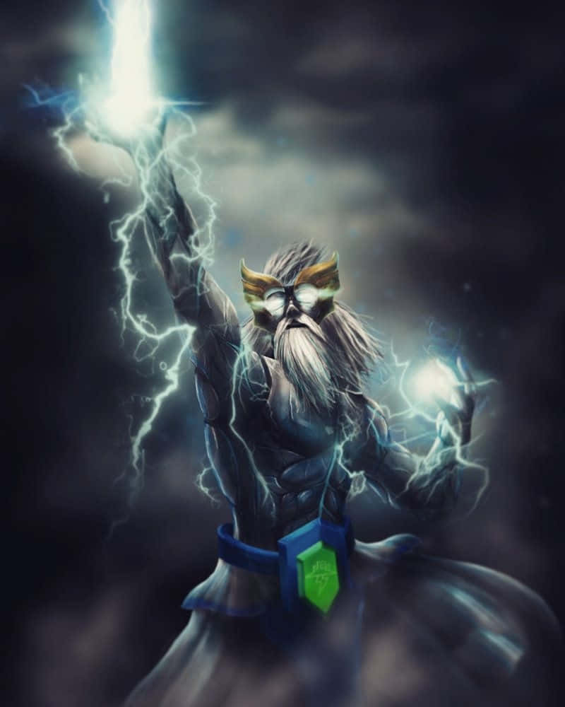 Dota 2 Zeus 桌布 壁紙 — 一位留鬍鬚的巫師戴著角面具，從舉起的手引導噼啪作響的閃電，對抗暴風雨的黑暗天空。
