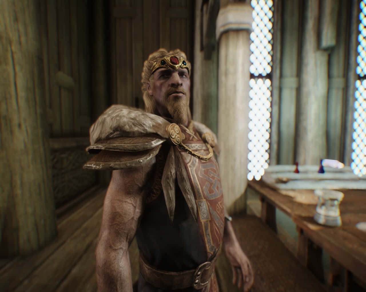 Jarl Balgruuf 桌布 壁紙 — 一位留鬍鬚的戰士身穿華麗盔甲和毛皮斗篷，站在一個有格窗投射光線的木製大廳中。