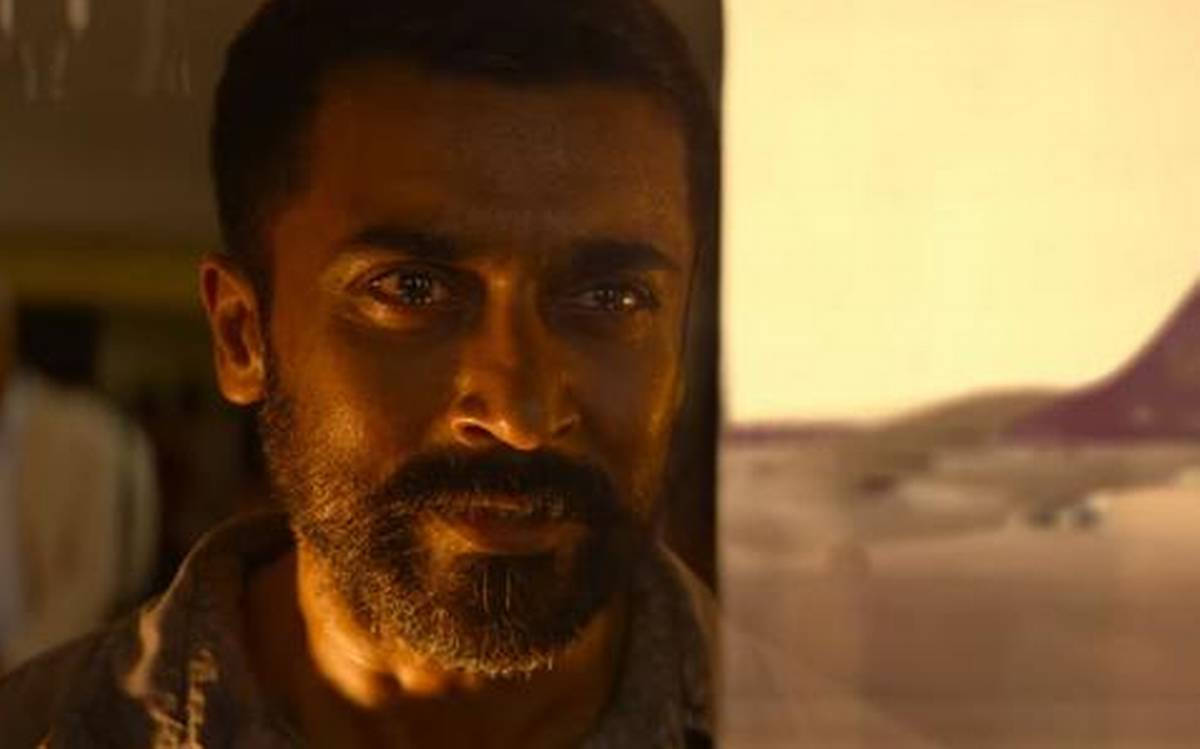 Indian 桌布 壁紙 — 一位留鬍鬚的男人在溫暖的金色光線中專注地凝視，旁邊是模糊的沙漠景觀。