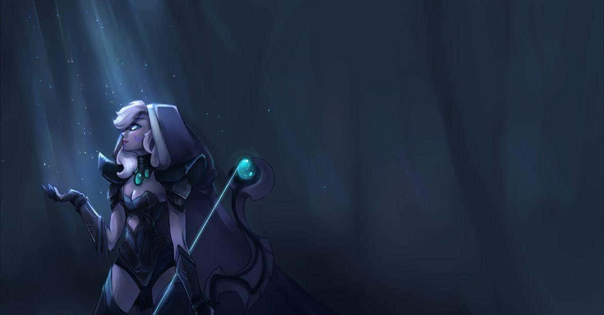 Drow Ranger 桌布 壁紙 — 一位白髮、手持發光法杖的黑暗奇幻法師站在陰暗的森林中，光線穿過樹木照射進來。