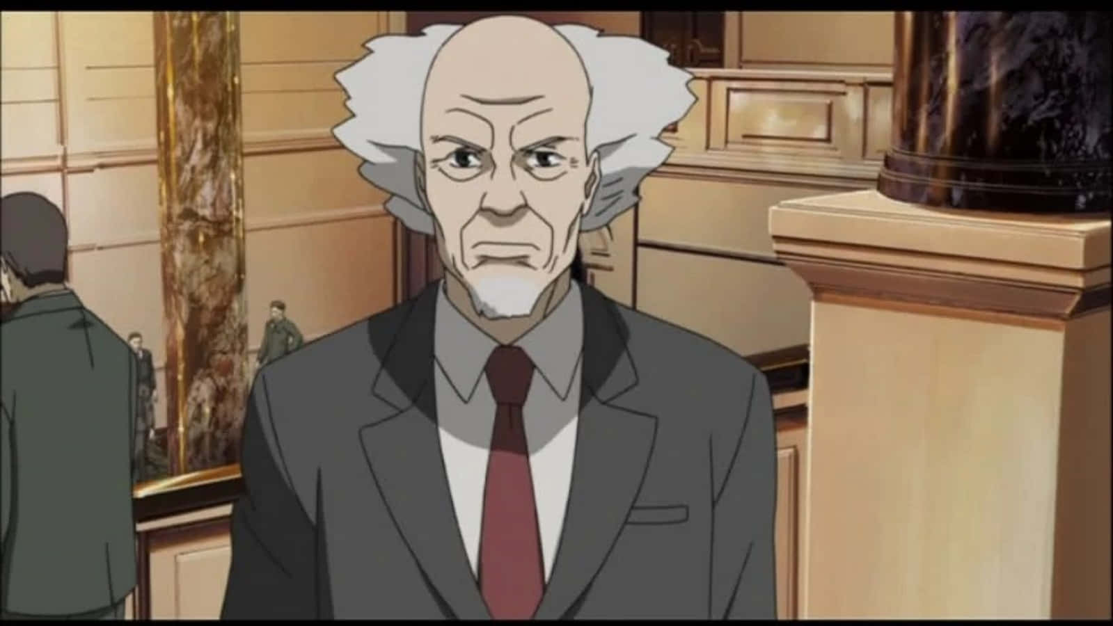 Ghost In The Shell Daisuke Aramaki 桌布 壁紙 — 一位白髮、表情嚴肅的老年動畫男性，在豪華大理石大堂穿著灰色西裝和紅色領帶。