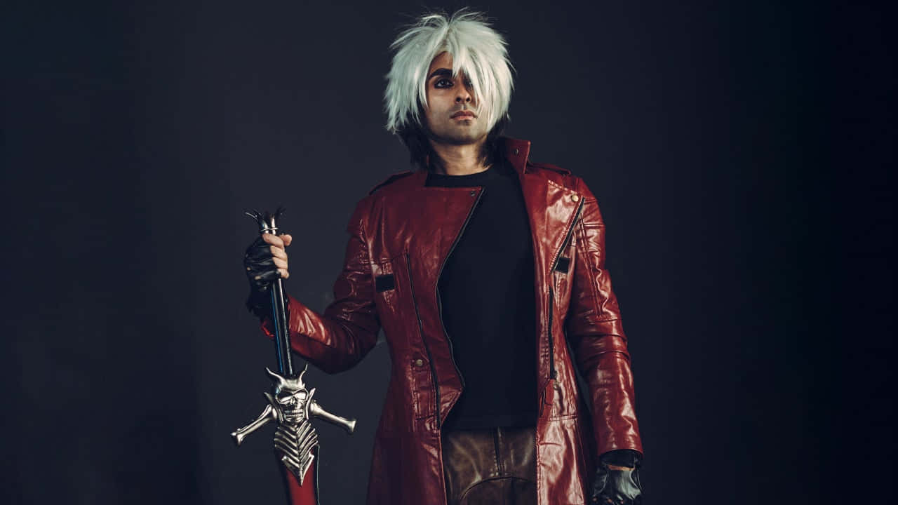 Devil May Cry Characters 桌布 壁紙 — 一位白髮、身穿紅色皮衣的角色扮演者在黑暗的攝影棚背景下拿著一把精緻的劍。
