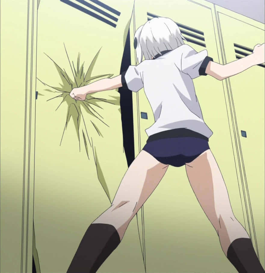  壁紙 — 一位白髮動漫女孩穿著校服，拳打黃色儲物櫃，造成星形裂痕。
