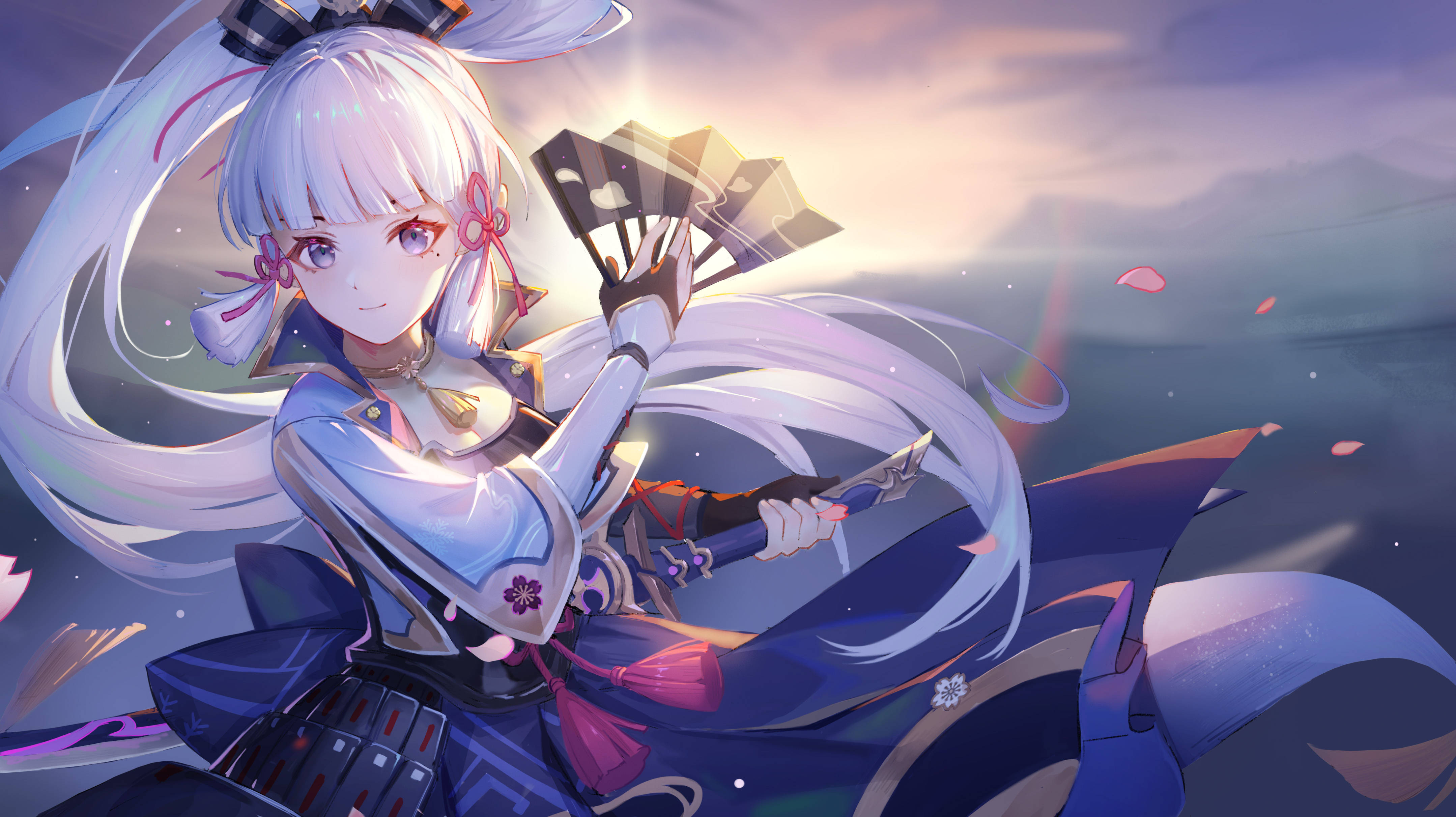 遊戲 桌布 壁紙 — 一位白髮持扇的寧靜動漫少女，站在暮色天空下，花瓣飄浮，柔光閃爍。