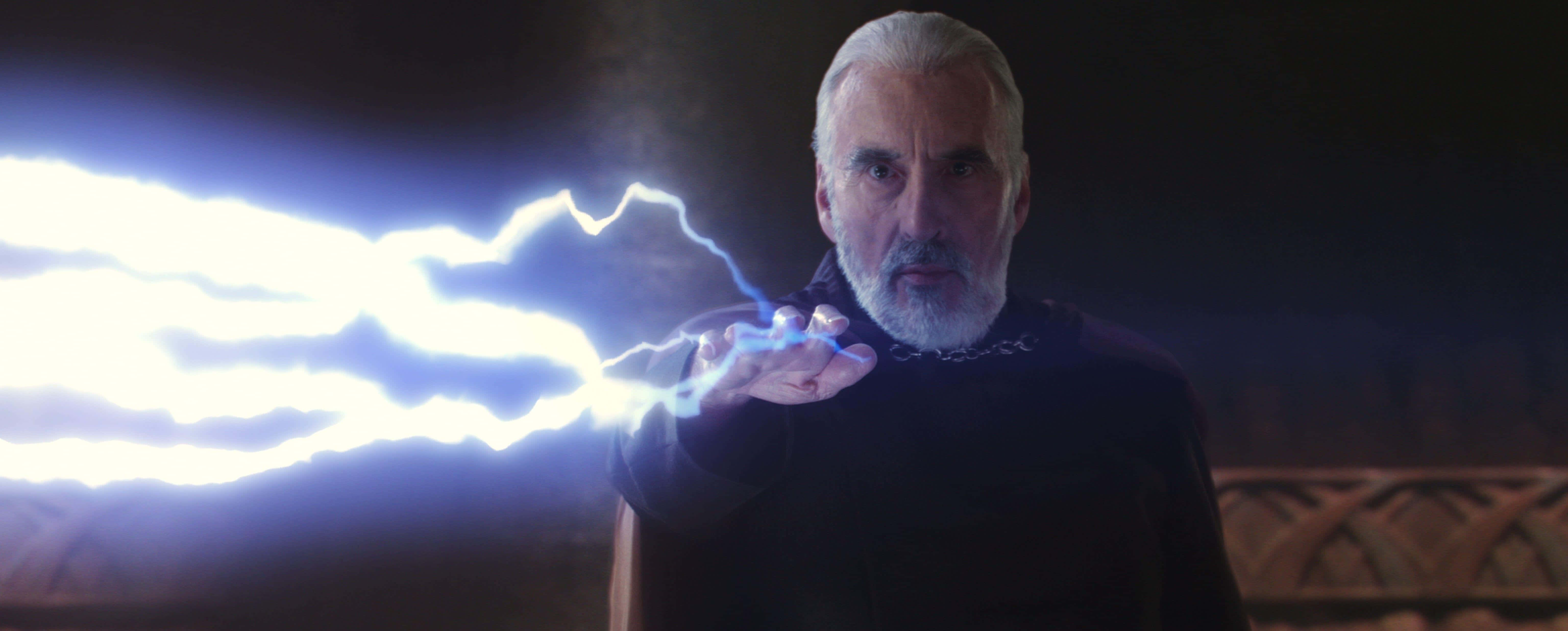 Count Dooku 桌布 壁紙 — 一位白髮白鬍鬚的年長男性在黑暗的石牆房間中，從伸出的手釋放出明亮的藍色閃電。