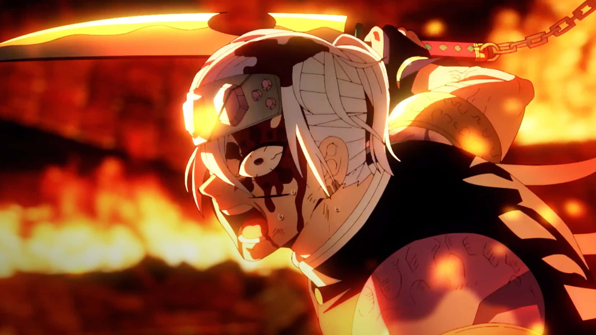 Demon Slayer Fight 桌布 壁紙 — 一位白髮血臉的兇猛動漫戰士，在熾熱背景下揮舞發光劍咆哮。