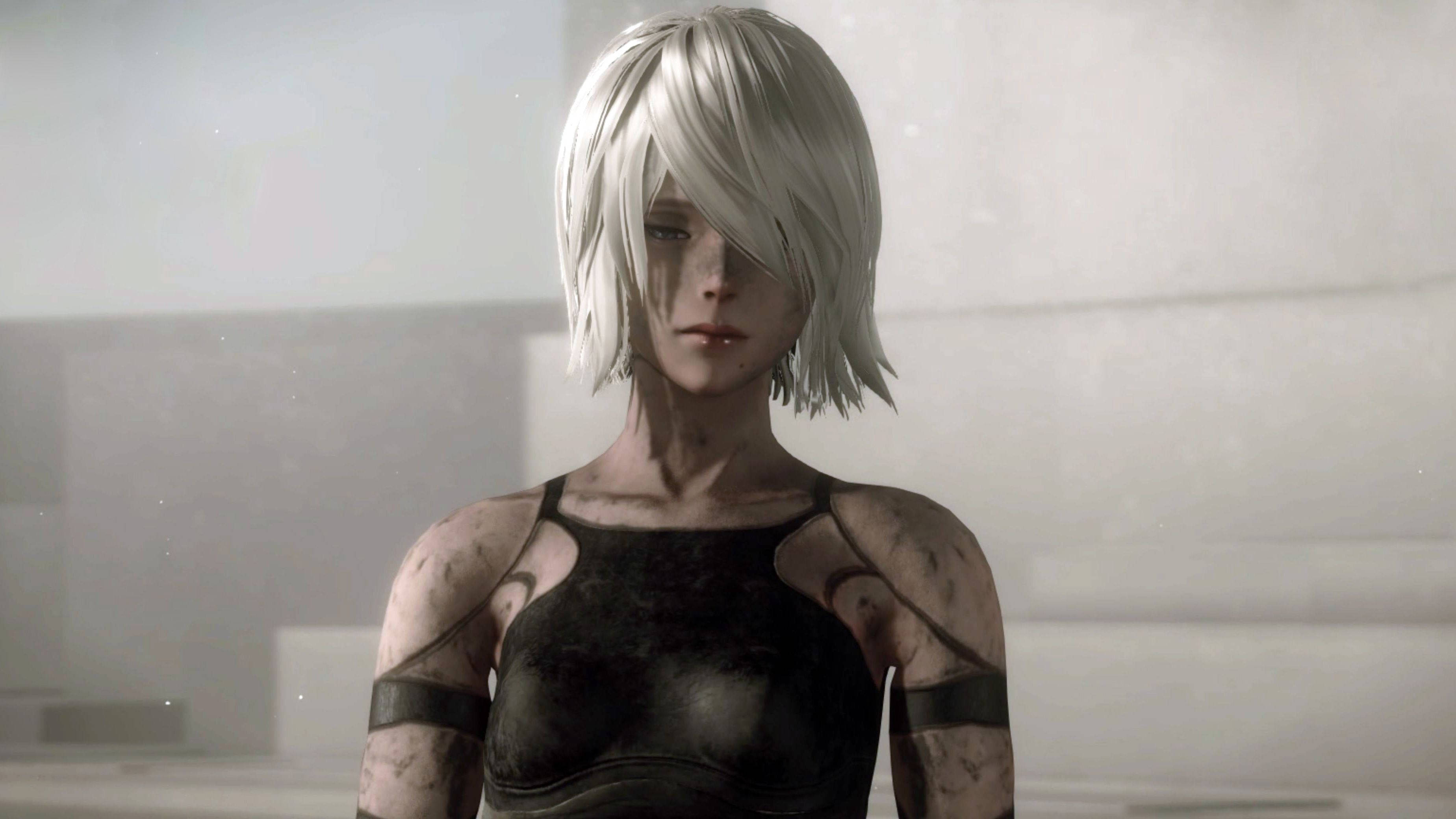NieR: Automata 3D YoRHa 2b 壁紙 — 一位皮膚蒼白的動漫女性，短白髮，穿著深色背心，站在朦朧的灰色環境中。