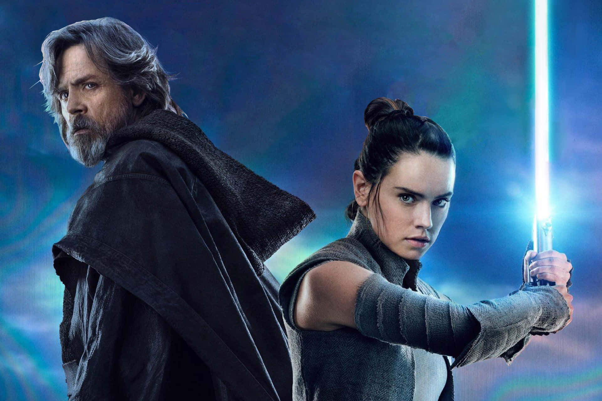Luke Skywalker 和 Rey 在戲劇性的太空戰鬥場景中使用光劍。