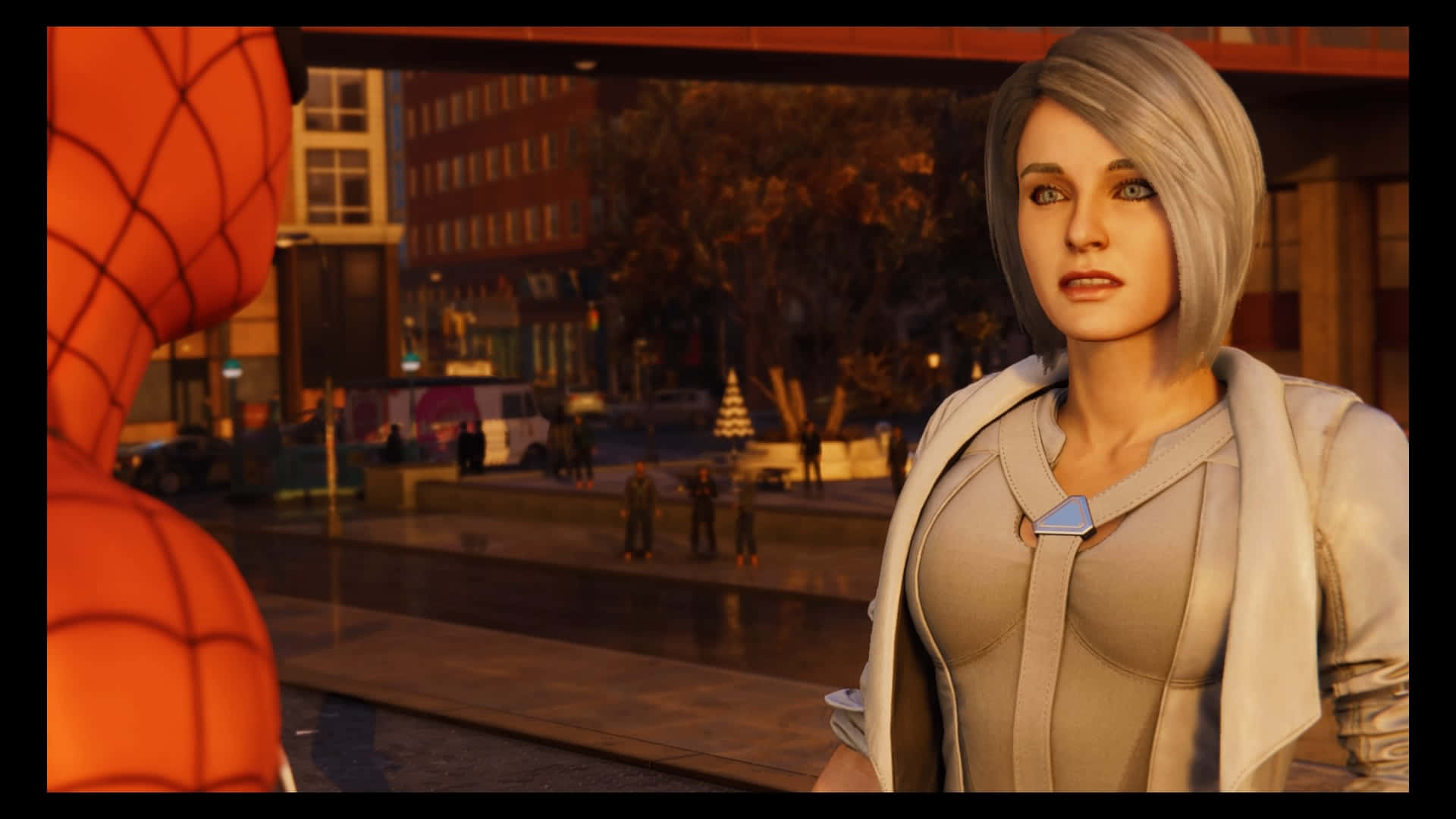 Silver Sable 桌布 壁紙 — 一位短灰髮女性在黃昏的城市街道上，面對身穿橙色戰衣的蜘蛛俠。