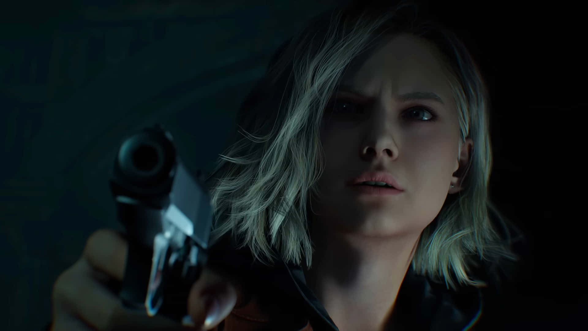 Resident Evil Requiem Grace Ashcroft Closeup 壁紙 — 一位短金髮女性在昏暗環境中專注地手持手槍。