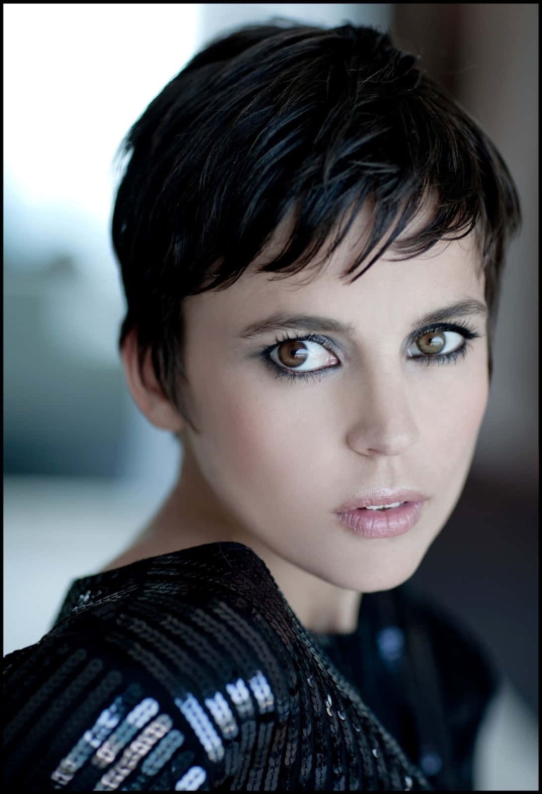 Elena Anaya 桌布 壁紙 — 一位短黑髮、眼神引人注目的女性的特寫肖像，直視鏡頭。