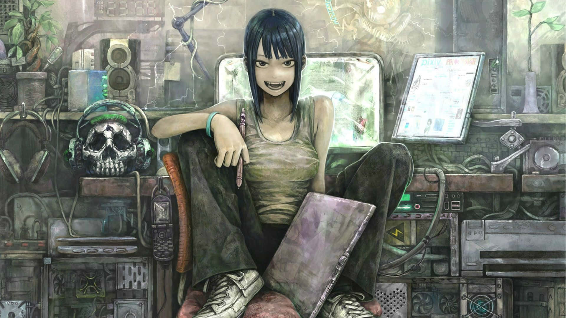Anime Pc 桌布 壁紙 — 一位短黑髮的動漫女孩微笑著坐在一個雜亂、充滿科技的房間裡，周圍是各種小工具和一個戴著耳機的骷髏頭。