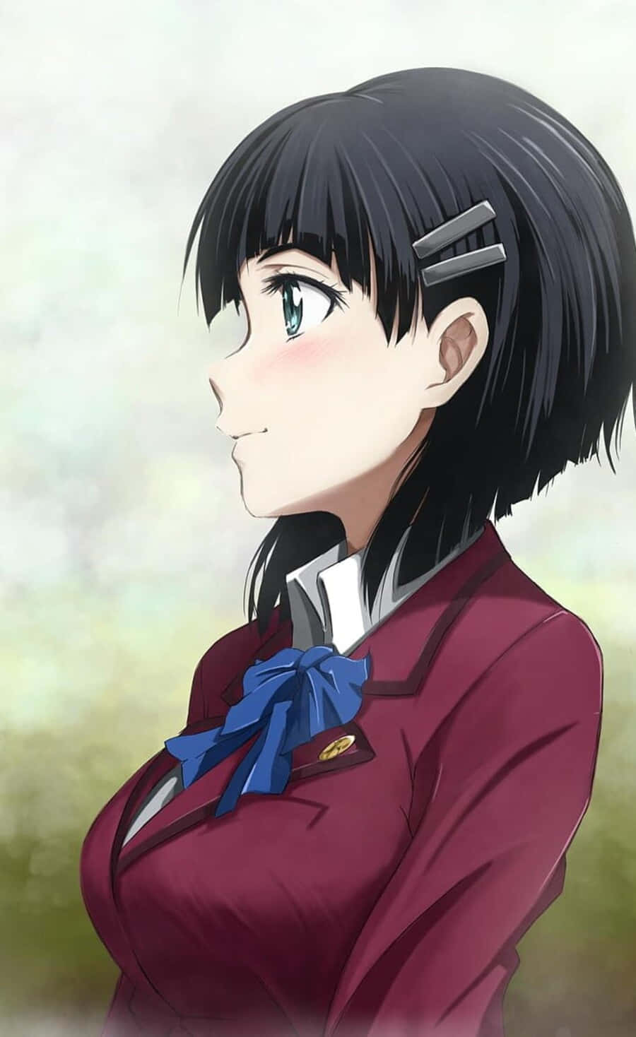 Suguha Kirigaya 桌布 壁紙 — 一位短黑髮綠眼、神情平靜的動漫少女，身穿帶有藍色蝴蝶結的栗色校服。