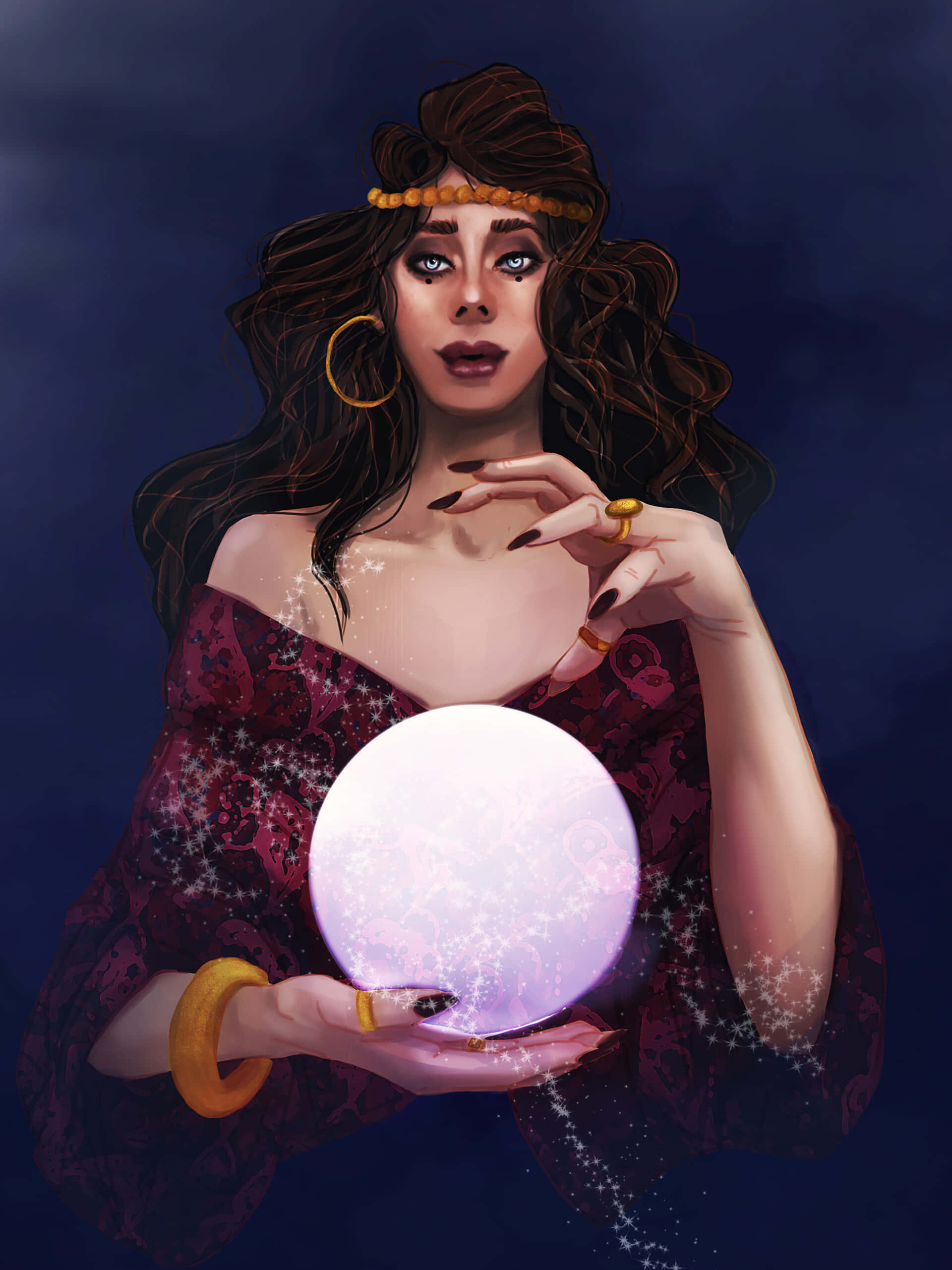 Fortune Teller 桌布 壁紙 — 一位神秘的黑髮女子戴著金飾，手持一顆散發閃爍光芒的發光水晶球，背景為深藍色。