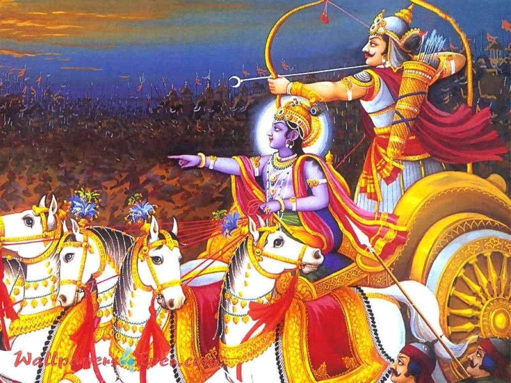 Krishna 桌布 壁紙 — 一位神聖戰士身著華麗盔甲，從一輛由四匹白馬拉動的金色戰車上瞄準弓箭，面對黃昏戰場。