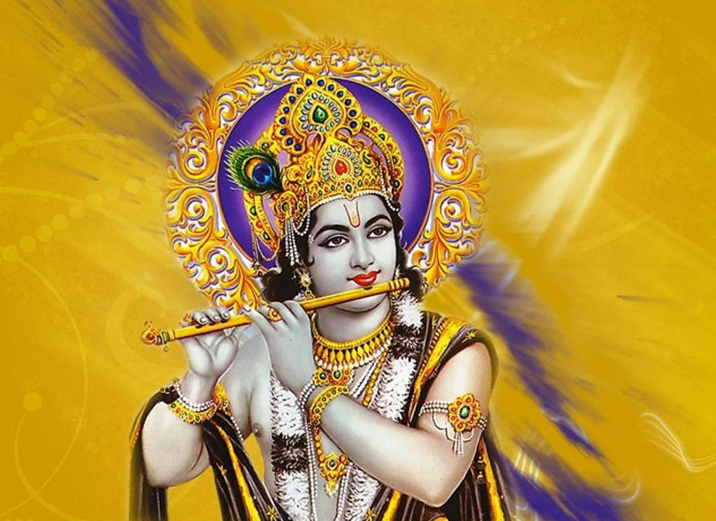 krishna god 桌布 壁紙 — 一位神聖的人物，佩戴著金色珠寶和孔雀羽毛冠冕，在耀眼的黃色和紫色漩渦背景前吹奏長笛。