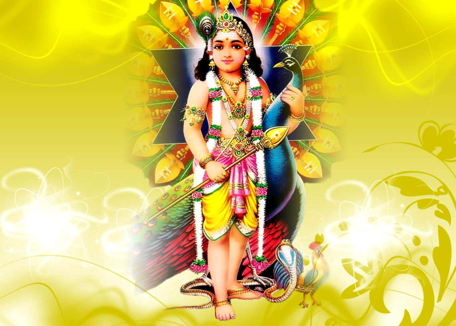Murugan 桌布 壁紙 — 一位神聖的兒童神祇，裝飾著珠寶和花環，優雅地站在孔雀旁邊，背景是燦爛的金色。