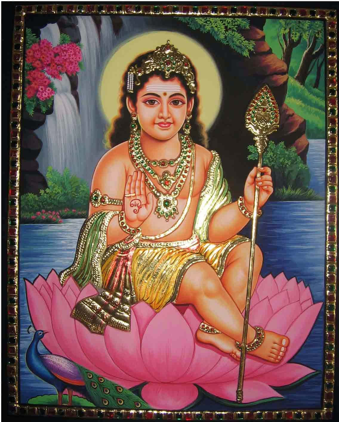 Murugan 桌布 壁紙 — 一位神聖的兒童神祇佩戴著黃金珠寶，優雅地坐在瀑布旁的粉紅色蓮花上，手持權杖，附近有一隻孔雀。