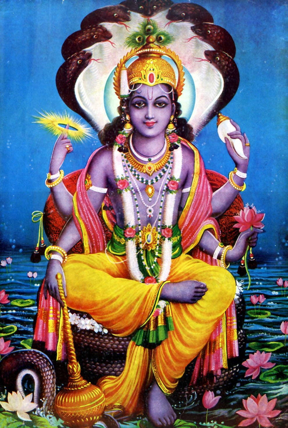Vishnu 桌布 壁紙 — 一位神聖的印度教神祇，多臂，安詳地坐在蓮花寶座上，周圍環繞著盤繞的蛇和漂浮的粉紅色睡蓮，背景是深藍色的天空。