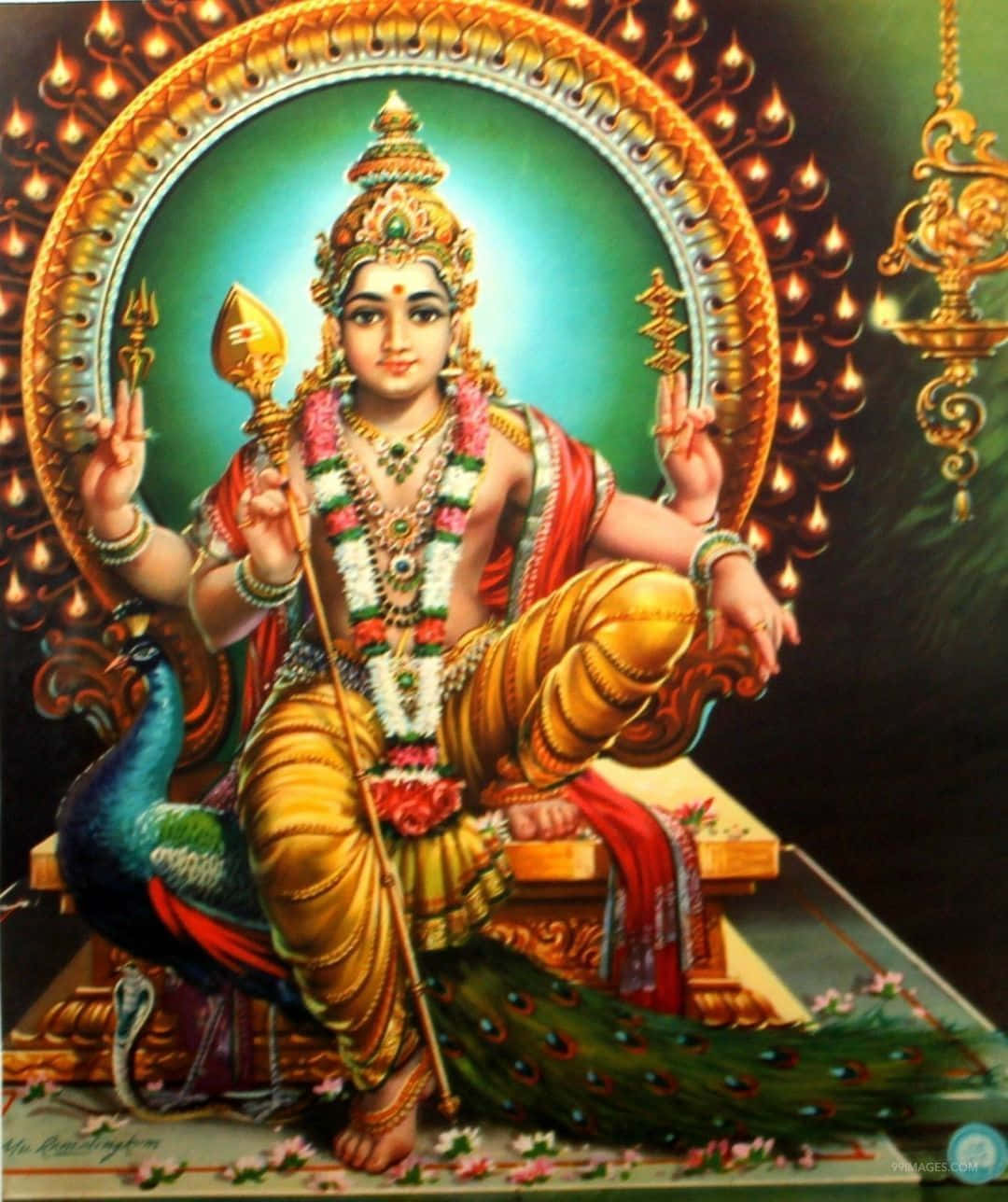 Murugan 桌布 壁紙 — 一位神聖的印度教神祇，多臂，端坐在孔雀寶座上，飾以金紅之色，周圍環繞著發光的燈飾和花環。
