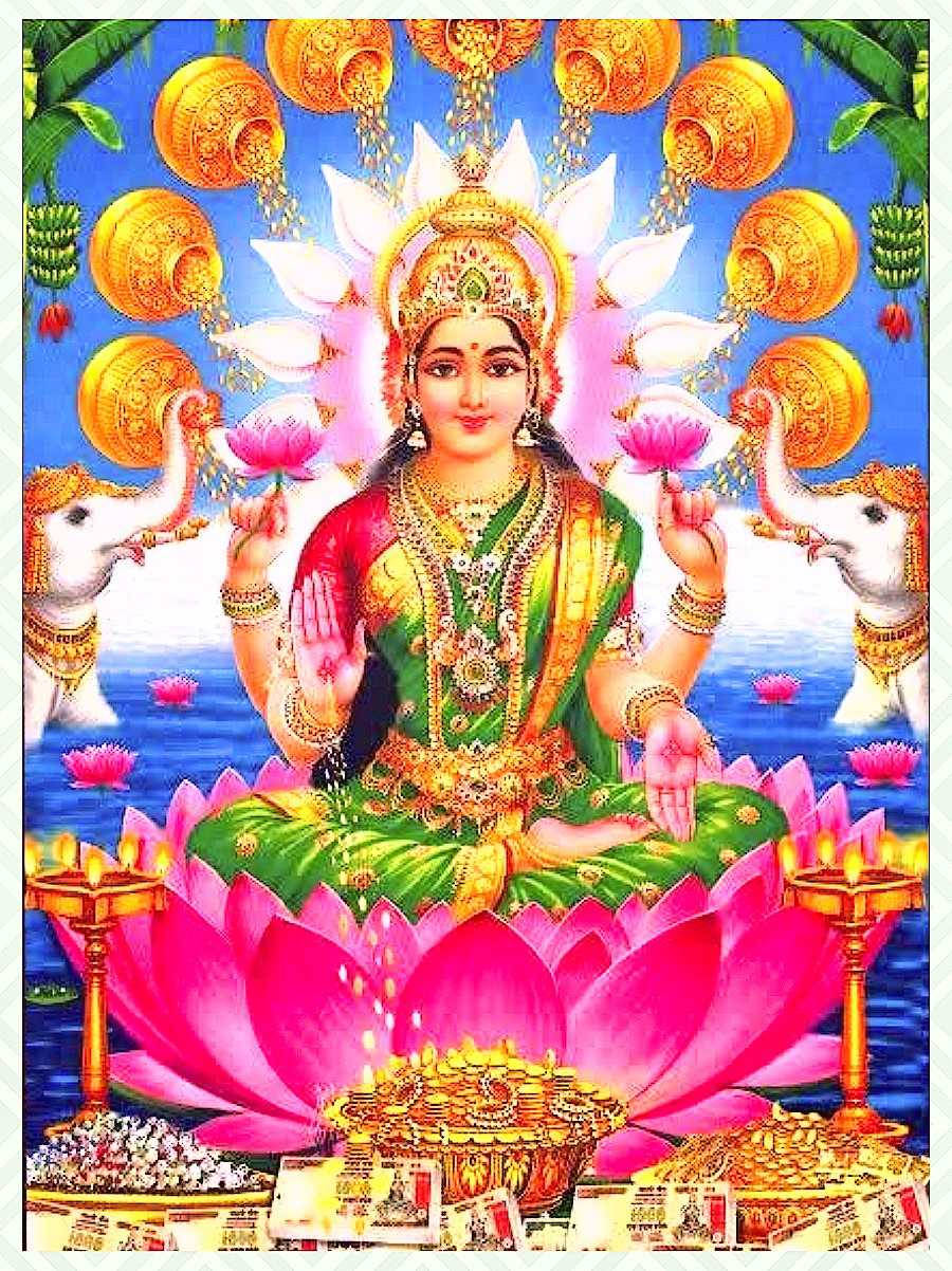 Lakshmi 桌布 壁紙 — 一位神聖的女神，身披金綠相間的裝飾，安詳地坐在巨大的粉紅色蓮花上，周圍有大象和懸掛的燈籠。