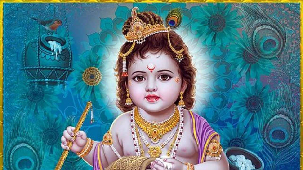 Hindu God 桌布 壁紙 — 一位神聖的嬰兒神祇，佩戴著金色珠寶和紫色長袍，在鮮豔的藍綠色孔雀羽毛背景下手持長笛。