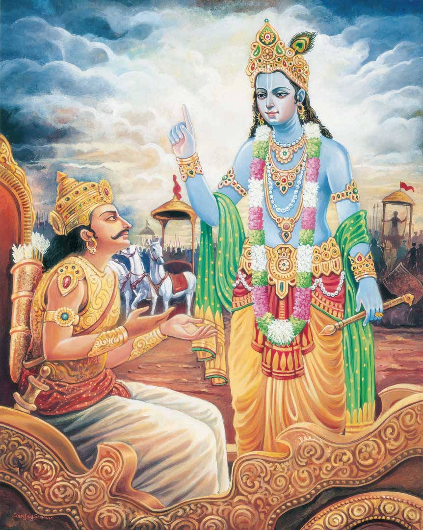 Krishna Arjun 桌布 壁紙 — 一位神聖的藍皮膚人物，飾有珠寶和花環，威嚴地站在一位身穿華麗金色盔甲的坐著國王旁邊，背景是戲劇性的多雲天空。