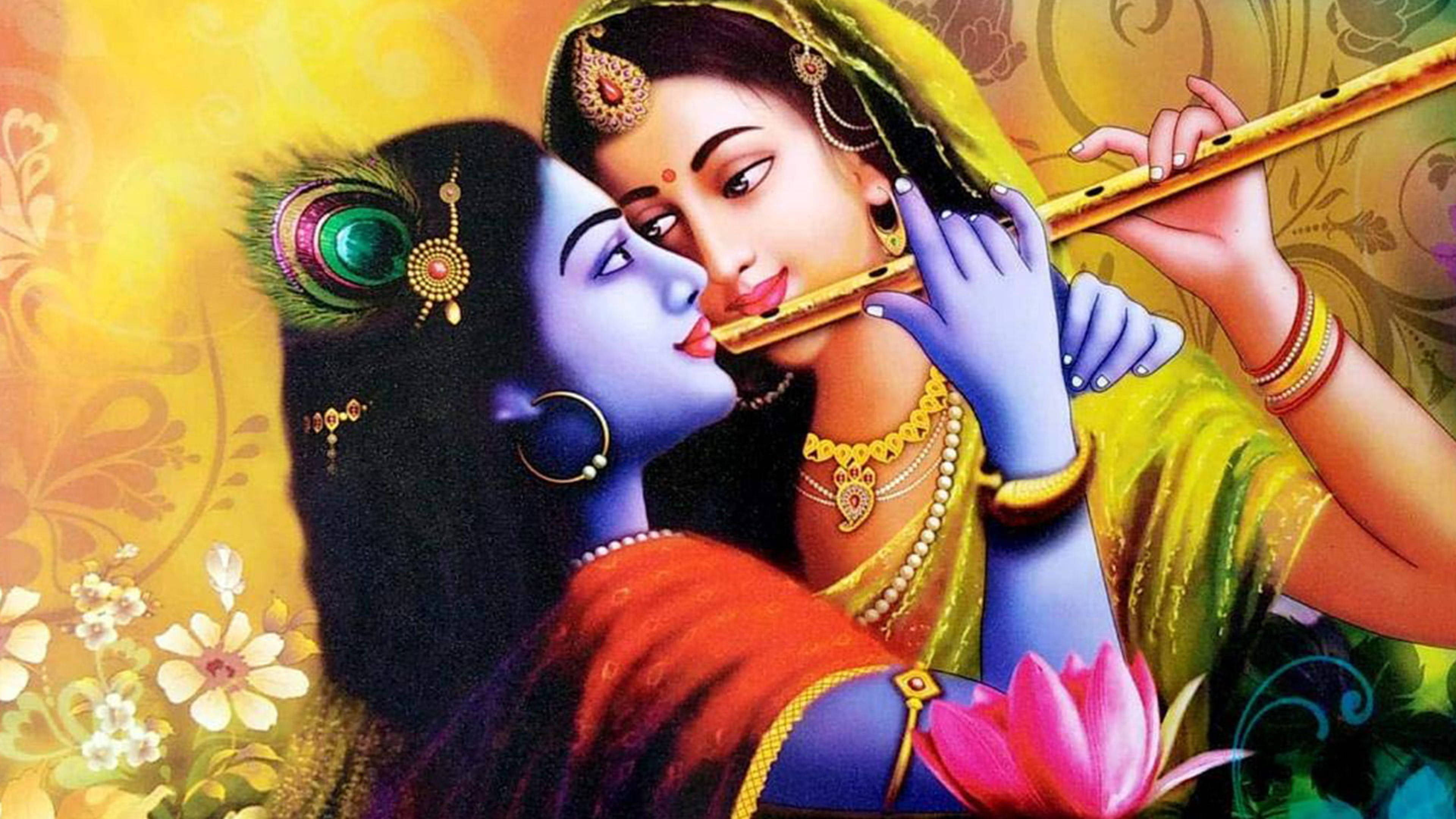 krishna ji 桌布 壁紙 — 一位神聖的藍皮膚神祇親吻一位身穿金色服飾的女子，她正在吹奏長笛，背景是燦爛的花卉。