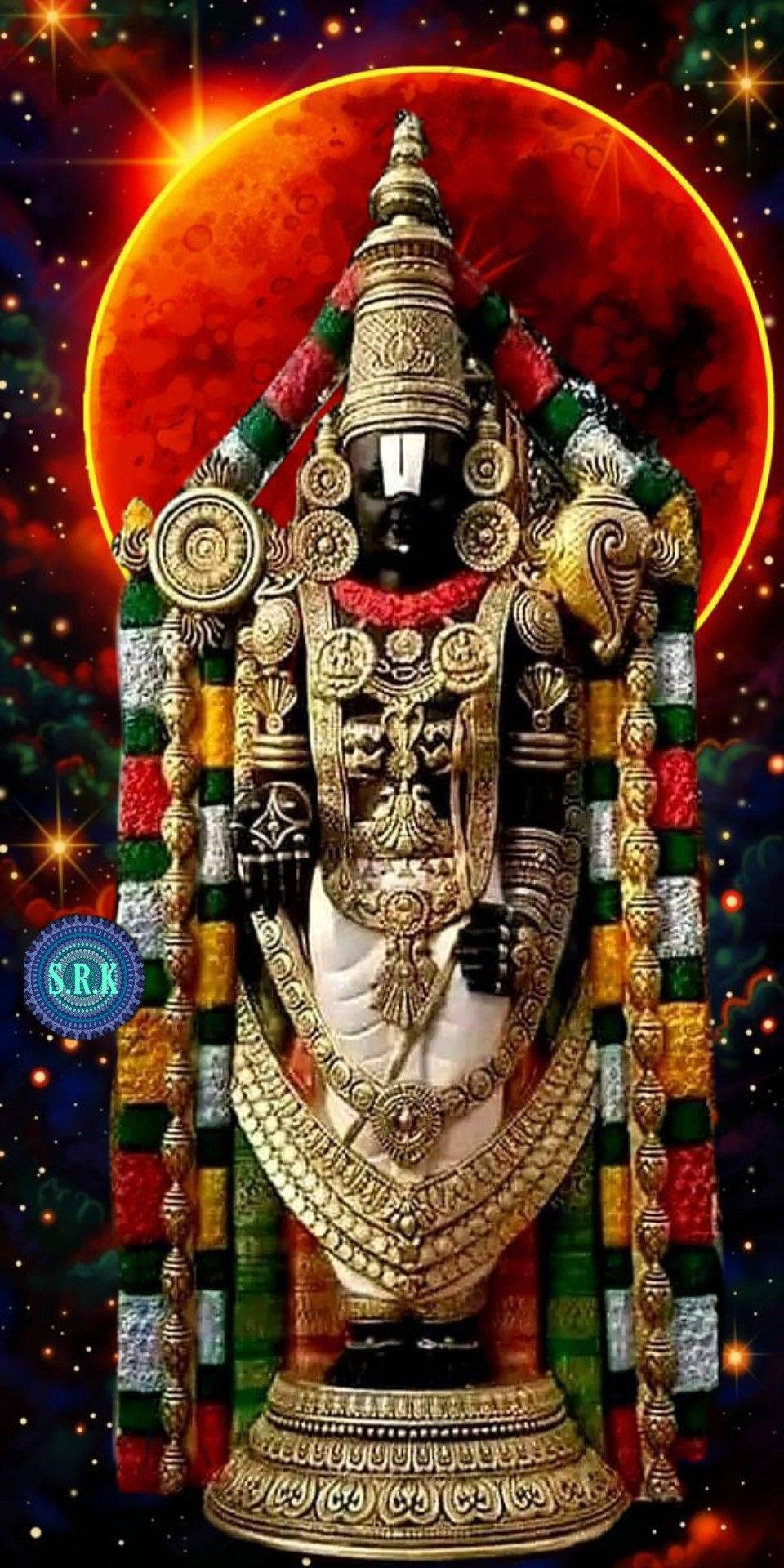 Hindu God 桌布 壁紙 — 一位神聖的黑皮膚神祇，裝飾著金色飾物和色彩繽紛的垂墜布料，站在發光的紅色天體球體前，背景是星光燦爛的宇宙。