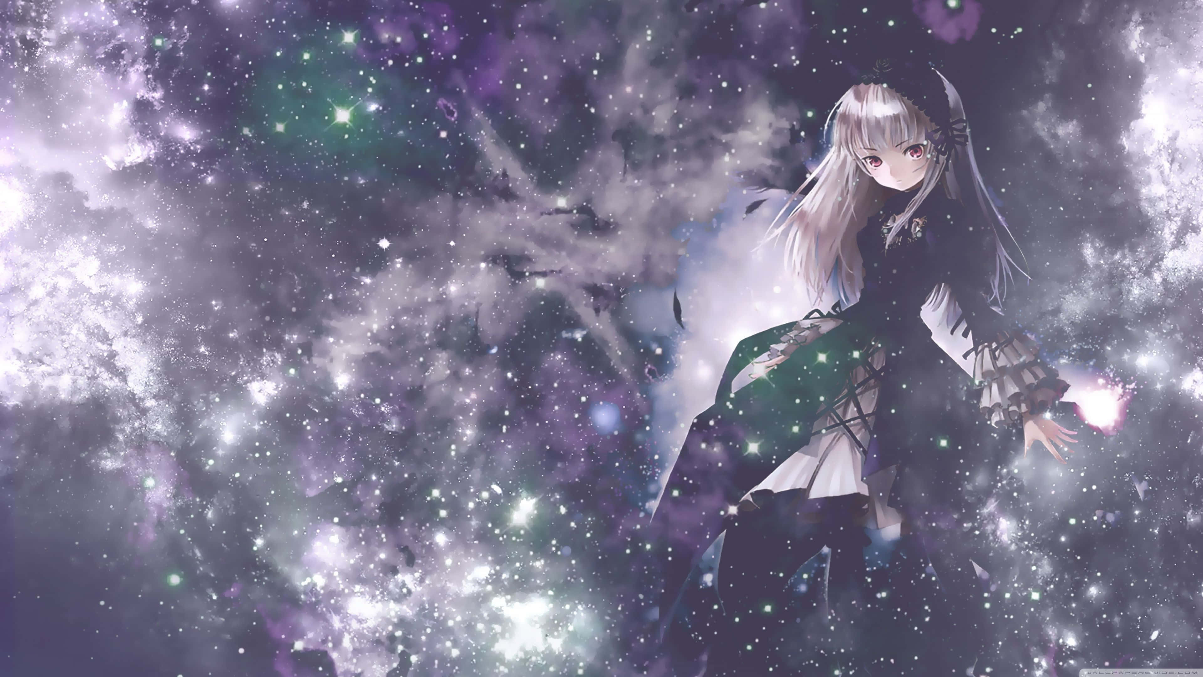 一位穿白色禮服的女孩站在星系中央 壁紙