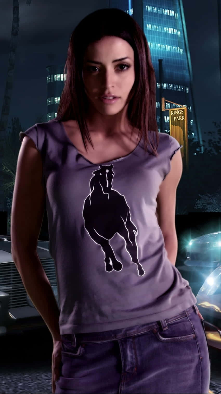Emmanuelle Vaugier 桌布 壁紙 — 一位穿著帶有馬圖案的紫色襯衫的女性，自信地站在霓虹燈照亮的城市夜景中，周圍有汽車和摩天大樓。