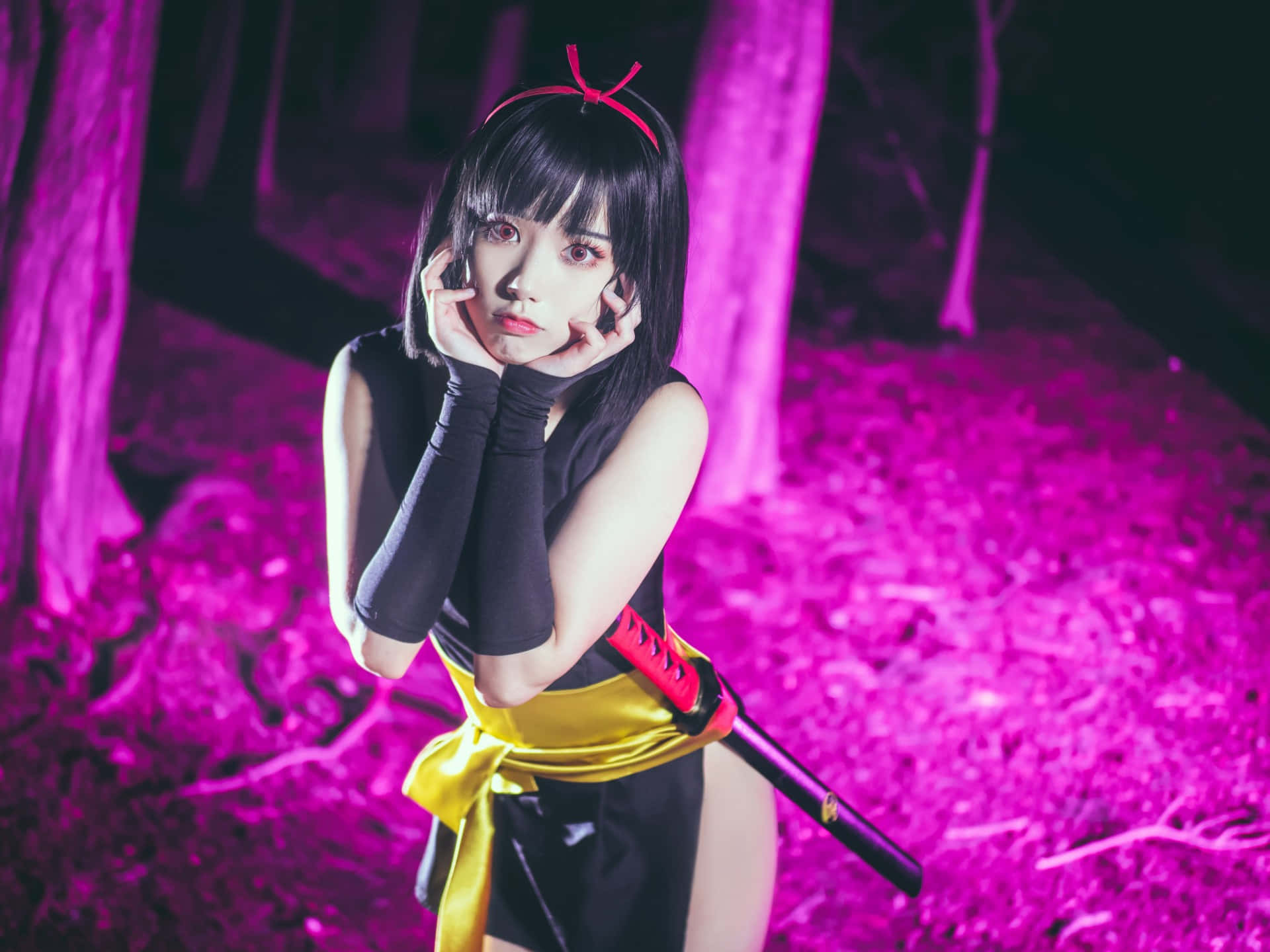 Inuyasha Yura 桌布 壁紙 — 一位穿著忍者服裝的角色扮演者在沐浴在鮮豔紫色光線的森林中，手持武士刀擺姿勢。