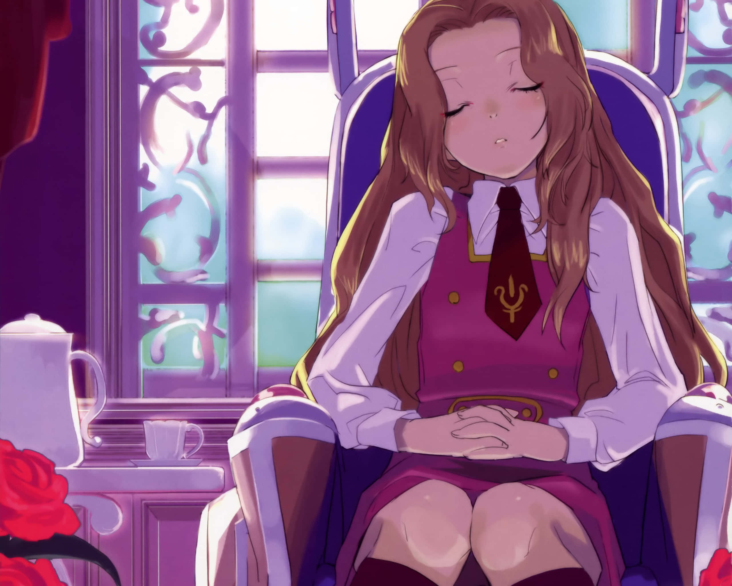 Nunnally Lamperouge 桌布 壁紙 — 一位穿著校服的寧靜動漫女孩，坐在彩繪玻璃窗旁的紫色扶手椅上，神情平和。