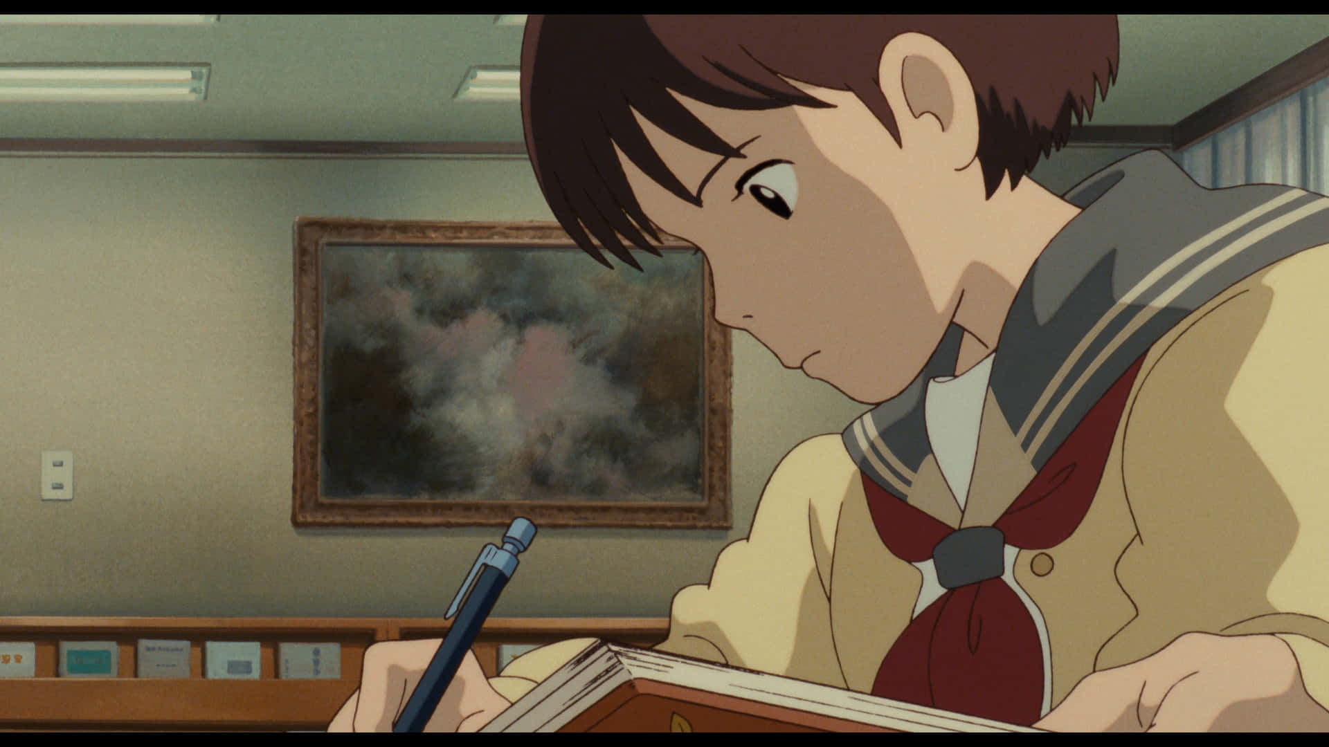 Whisper Of The Heart 桌布 壁紙 — 一位穿著校服的年輕動漫學生在安靜的教室裡，在木桌上專心寫筆記。