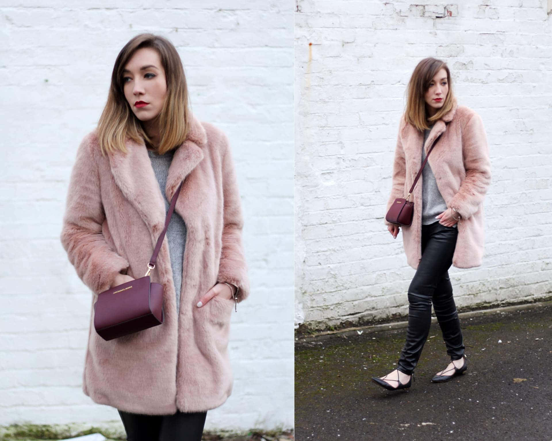 Pink Coat 桌布 壁紙 — 一位穿著毛絨粉紅色外套和黑色褲子的女士，拿著一個酒紅色手袋，在白色磚牆前擺姿勢。