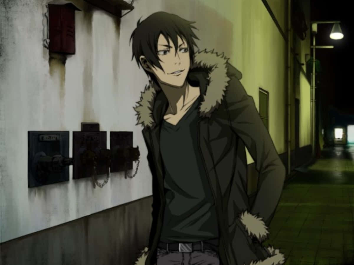 Izaya Orihara 桌布 壁紙 — 一位穿著毛領外套的年輕動漫男子，夜晚站在昏暗的小巷中，街燈投射出黃色的光芒。