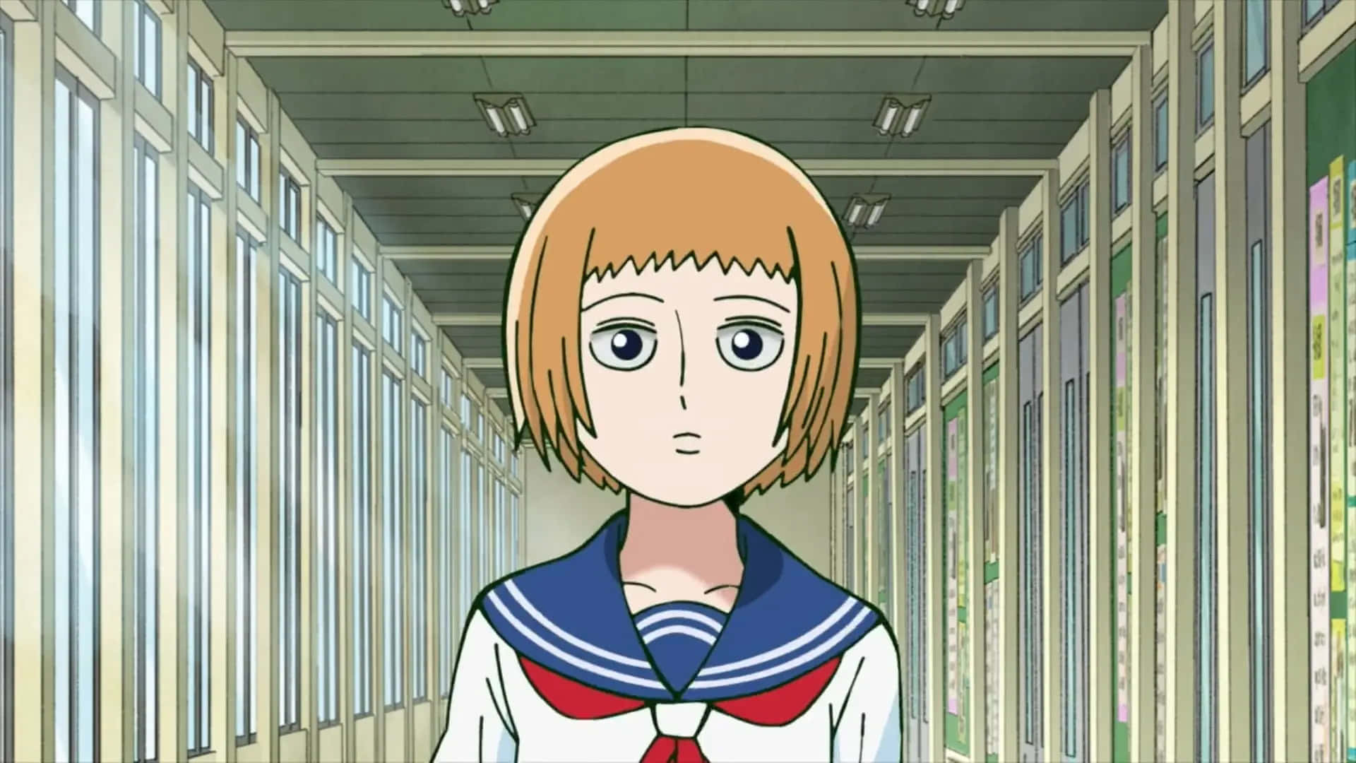 Ichi Mezato 桌布 壁紙 — 一位穿著水手服的年輕動漫女孩站在一條兩旁擺滿書架的長長學校走廊中央。