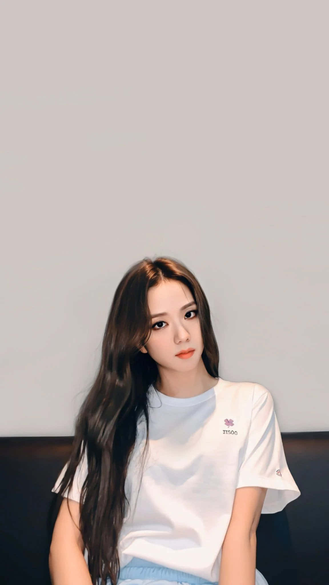 Jisoo 穿著白色T恤和牛仔褲