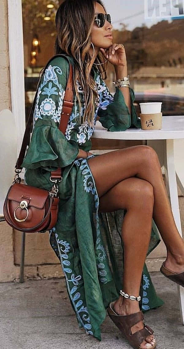 一位穿著綠色連身裙和涼鞋的女性 壁紙