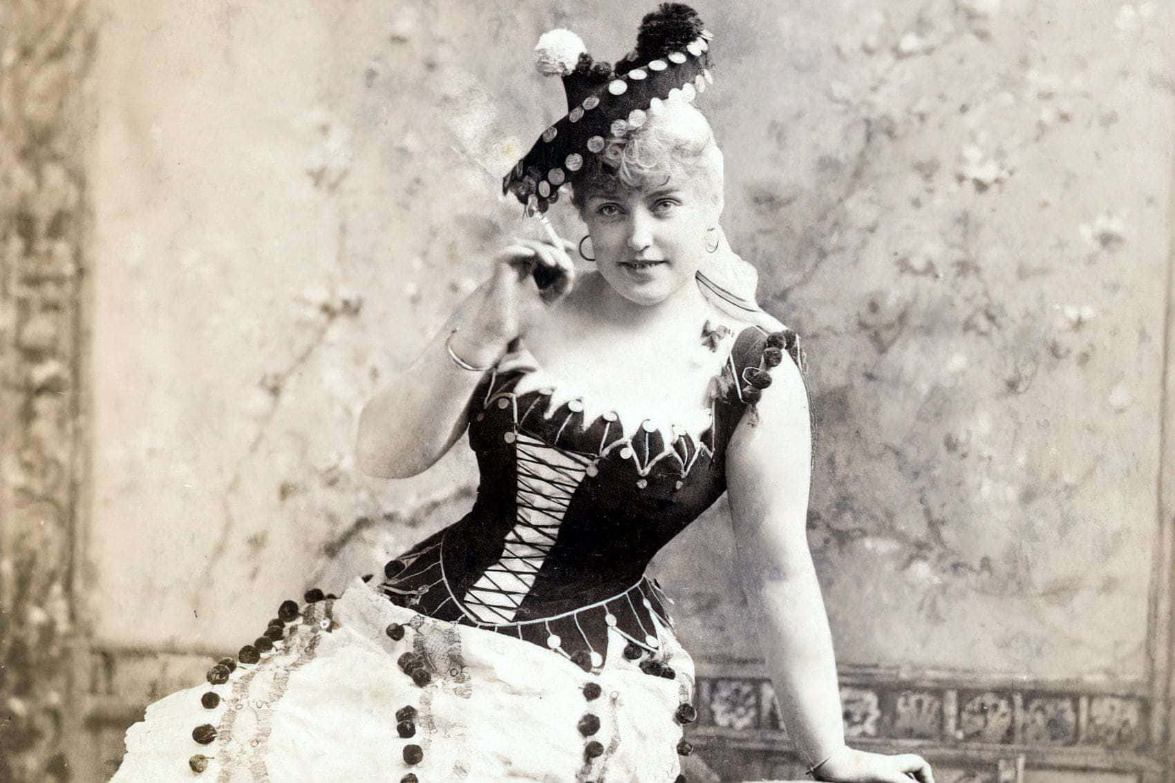 Victorian 桌布 壁紙 — 一位穿著華麗時代服裝、手持香煙、眼神自信的女性的復古棕褐色調肖像。