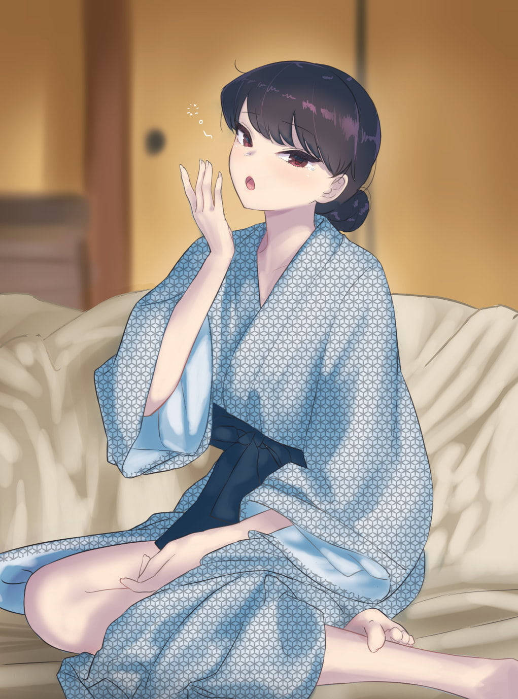 動漫女孩 桌布 壁紙 — 一位穿著藍色圖案浴衣的年輕動漫女孩坐在沙發上，帶著驚訝的表情飛吻。