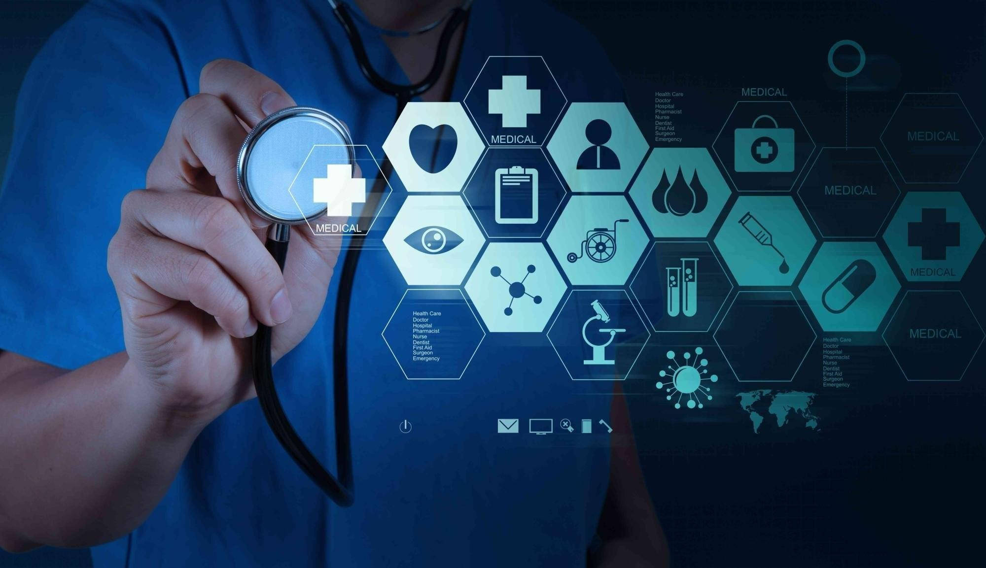 Stethoscope 桌布 壁紙 — 一位穿著藍色手術衣的醫療專業人士手持聽診器，與一個發光的六邊形數位介面互動，該介面顯示醫療保健圖標。