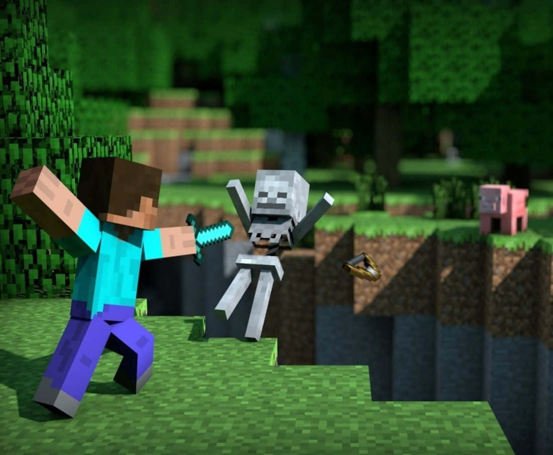 Minecraft Skeleton 桌布 壁紙 — 一位穿著藍色襯衫的Minecraft玩家在豬和樹木附近的草地塊狀地形上用劍與骷髏戰鬥。